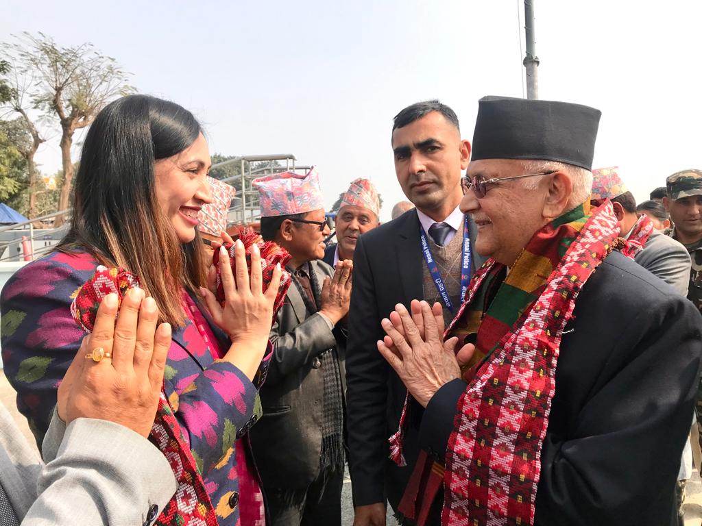 विराटनगर विमानस्थलमा एमाले अध्यक्ष ओलीलाई स्वागत गर्दै विराटनगर महानगर उपप्रमुख शिल्पा निराला कार्की